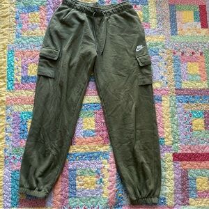 Olive green women’s nike cargo sweatpants size medium